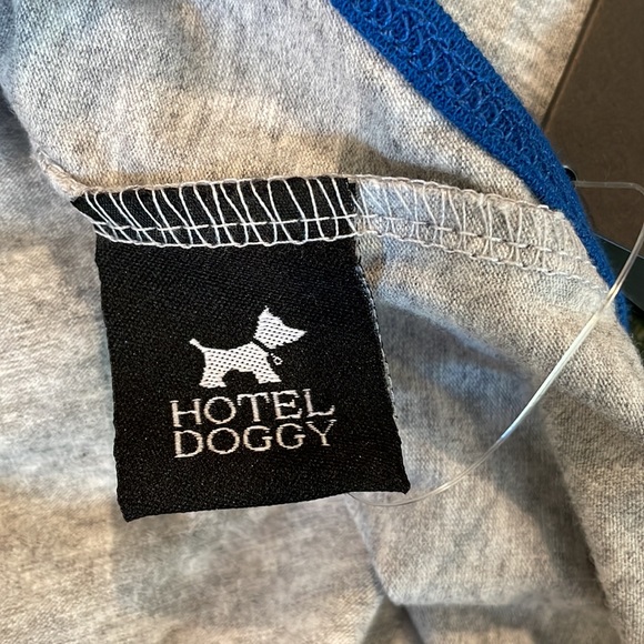 Hotel Doggy gray tank T-shirt  (sz lg 17”-19”) - Picture 6 of 8